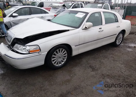 2004 Lincoln Town Car Signature z USA, uszkodzony, nr VIN 1LNHM81W74Y666042